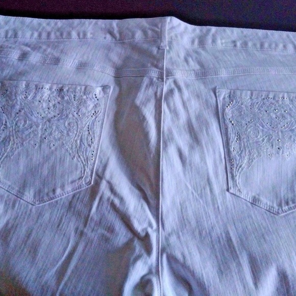 NWT Gloria Vanderbilt JORDYN Capris 24W stretch white embroidered pockets 24W - Picture 5 of 8